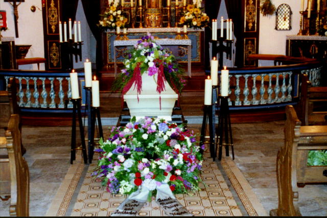 Sarg in der Kirche in Oberbachem