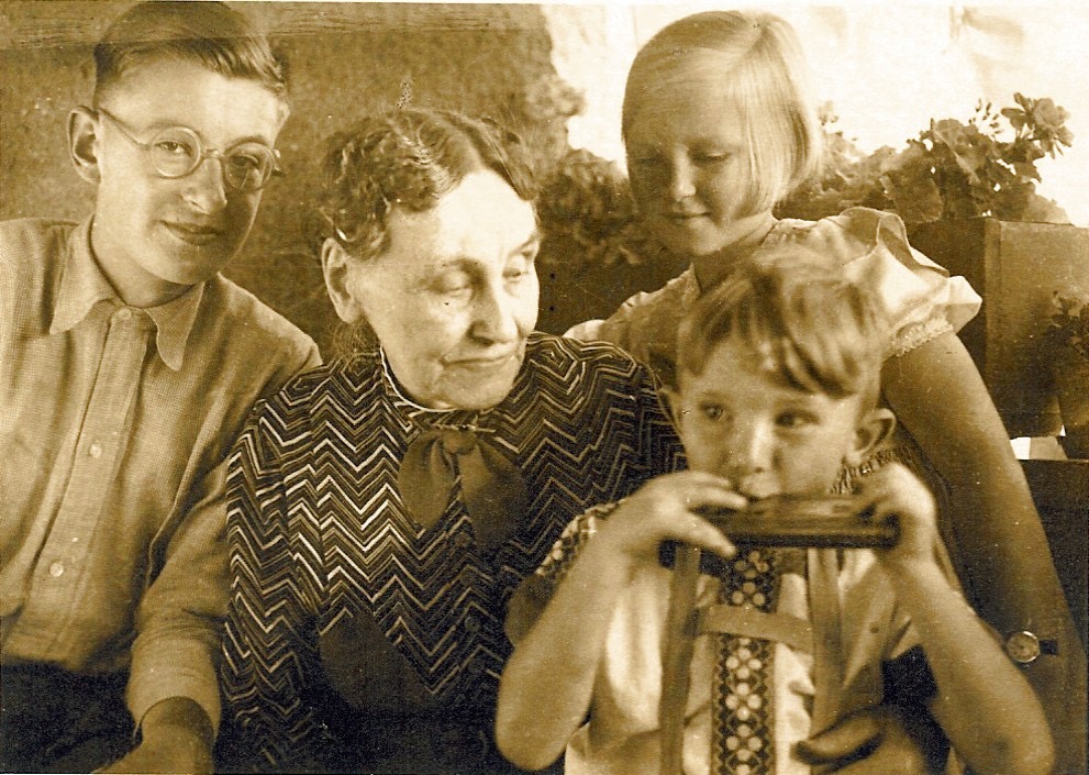 Martha, mit den Enkeln Jürgen, Almuth und Eckart Otto